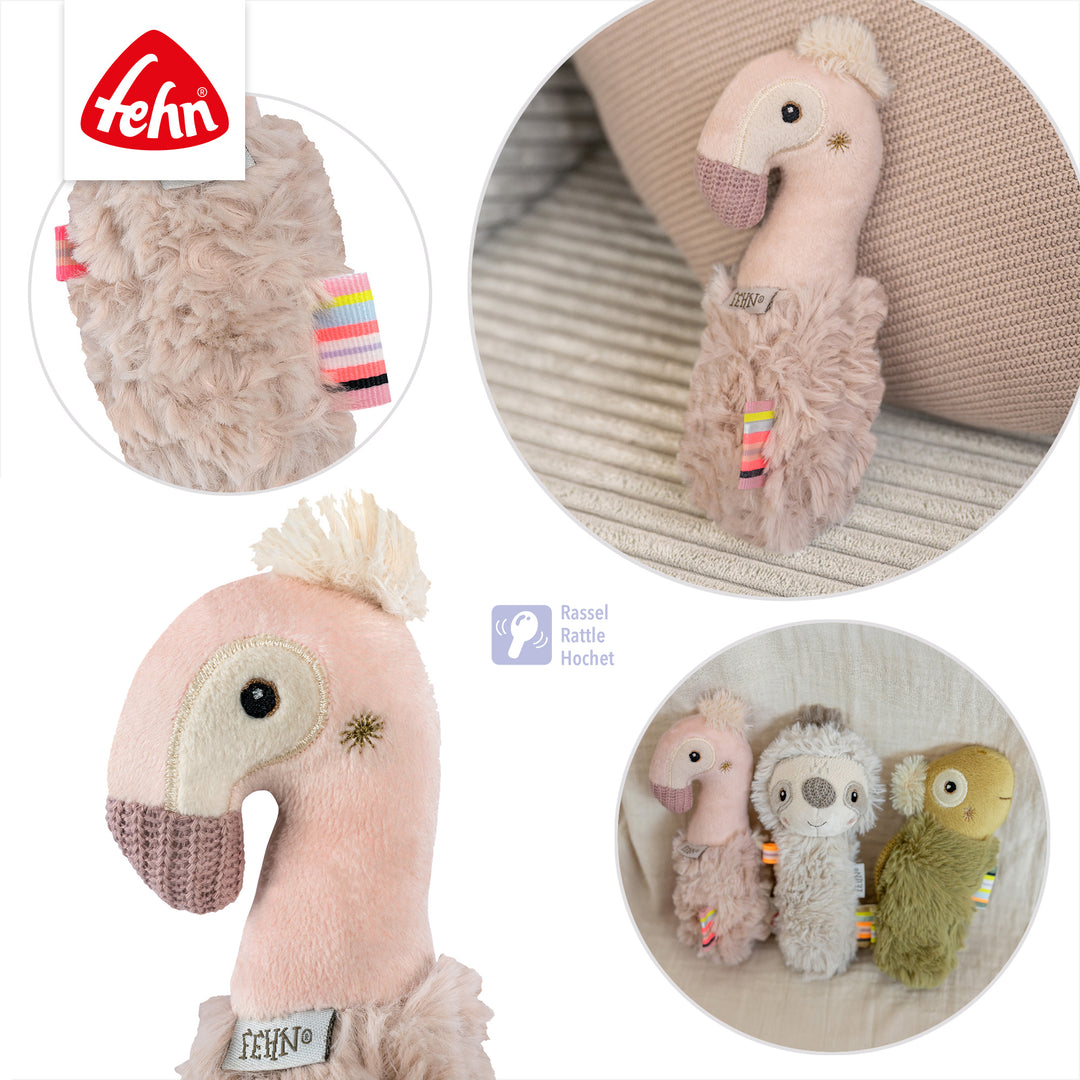 Detailansicht des Baby Stabgreiflings Flamingo mit integrierter Rassel