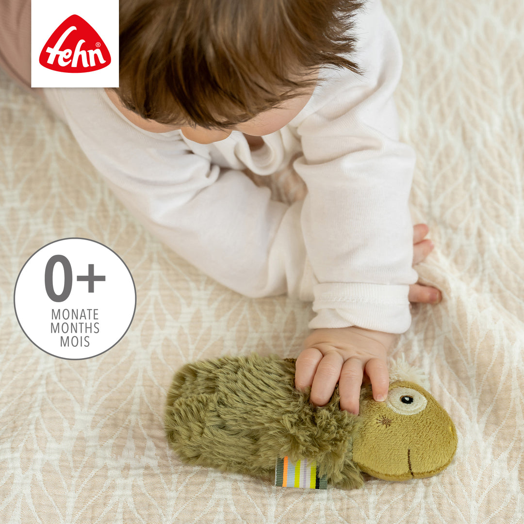 Baby greift nach Baby Stabgreifling Chamäleon