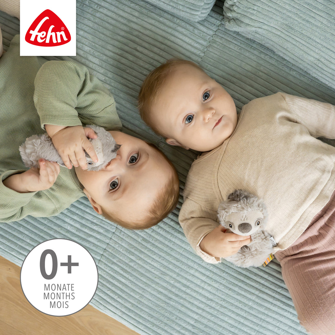 Babys spielen mit Baby Ring-Greifling Faultier