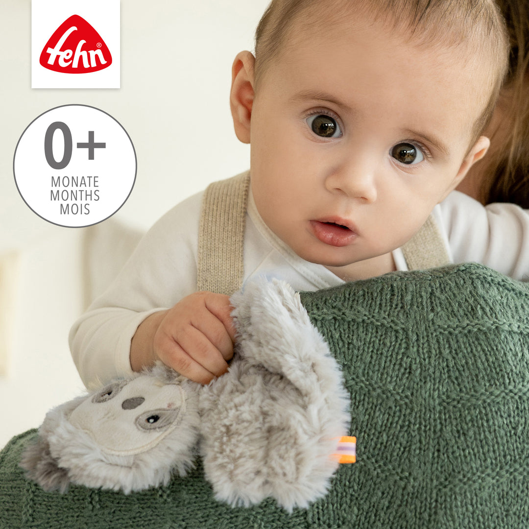 Baby spielt mit Baby Knister-Faultier