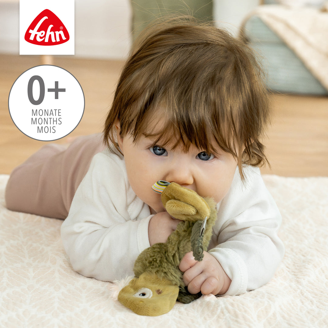 Baby spielt mit Baby Knister-Chamäleon