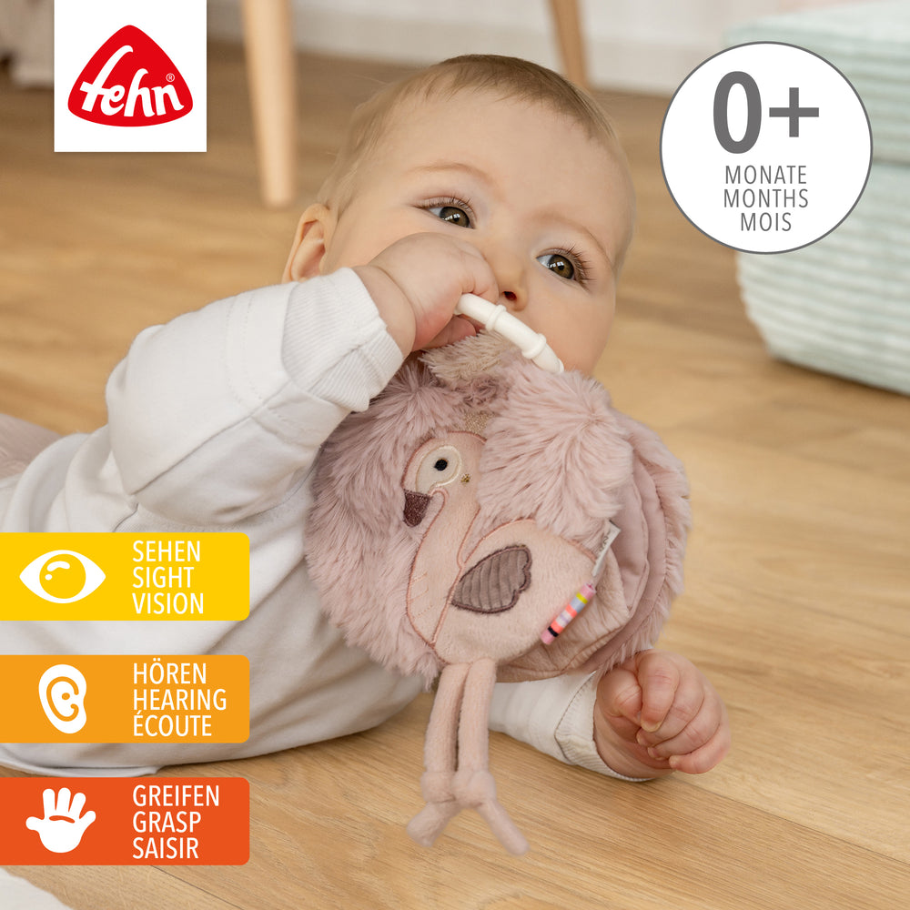 Baby spielt mit Baby Stoffbuch Flamingo