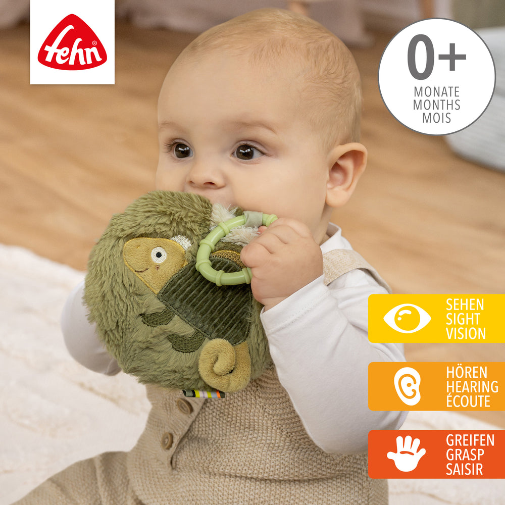 Baby spielt mit Baby Stoffbuch Chamäleon