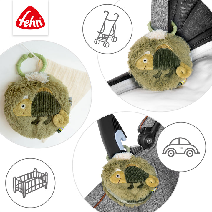 Baby Stoffbuch Chamäleon an Kinderwagen und Babyschale befestigt