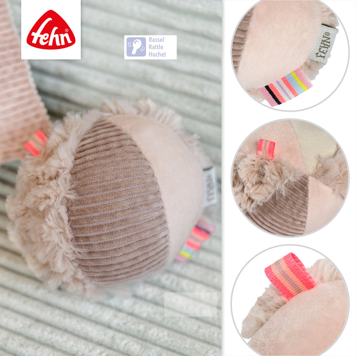 Detailansicht des Baby Stoffballs Flamingo mit integrierter Rassel