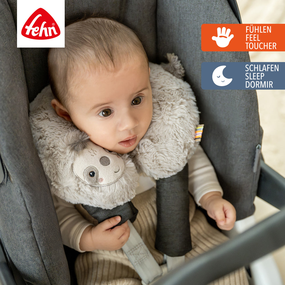 Baby trägt Baby Nackenstütze Faultier in der Babyschale