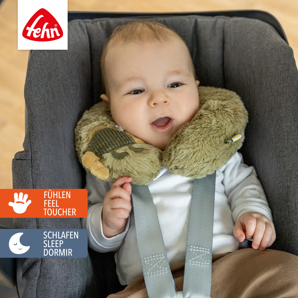 Baby trägt Baby Nackenstütze Chamäleon in der Babyschale