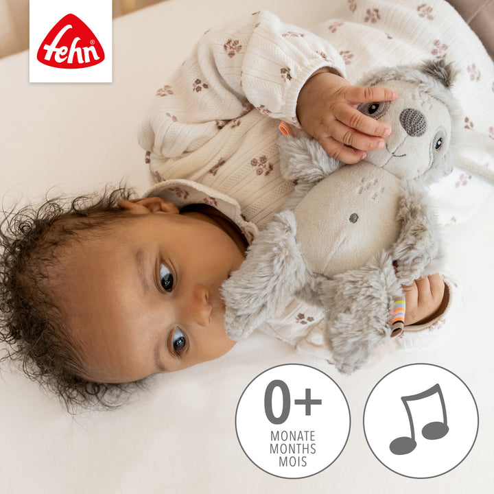 Baby spielt mit Baby Spieluhr Faultier