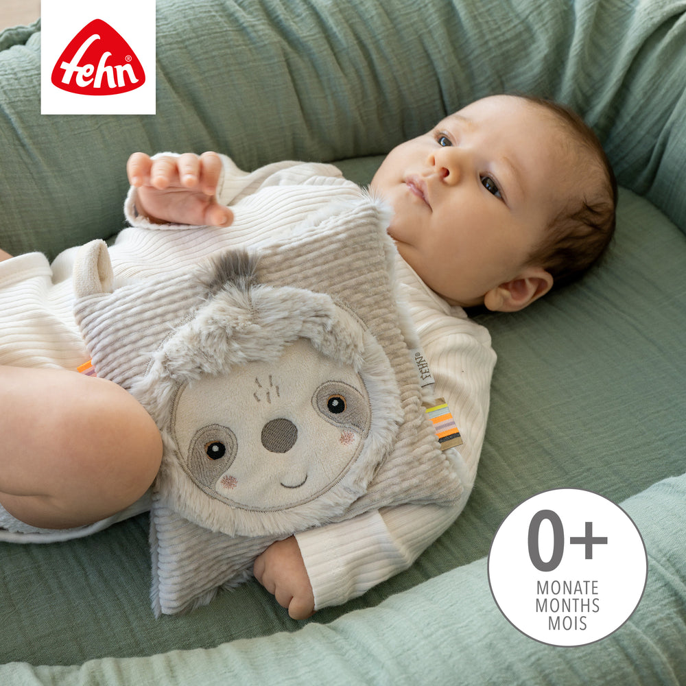 Baby kuschelt mit Baby Kirschkernkissen Faultier aus weichem Plüsch