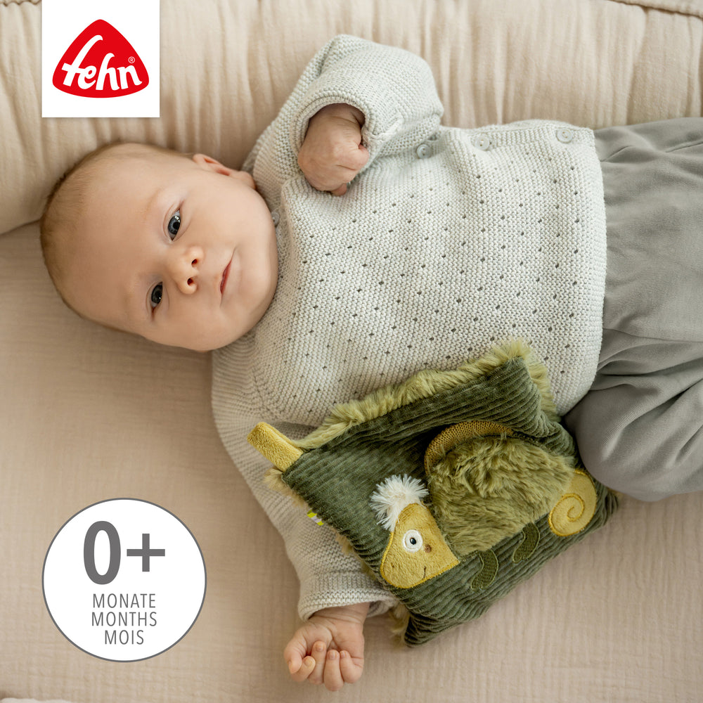 Baby kuschelt mit Baby Kirschkernkissen Chamäleon aus weichem Plüsch