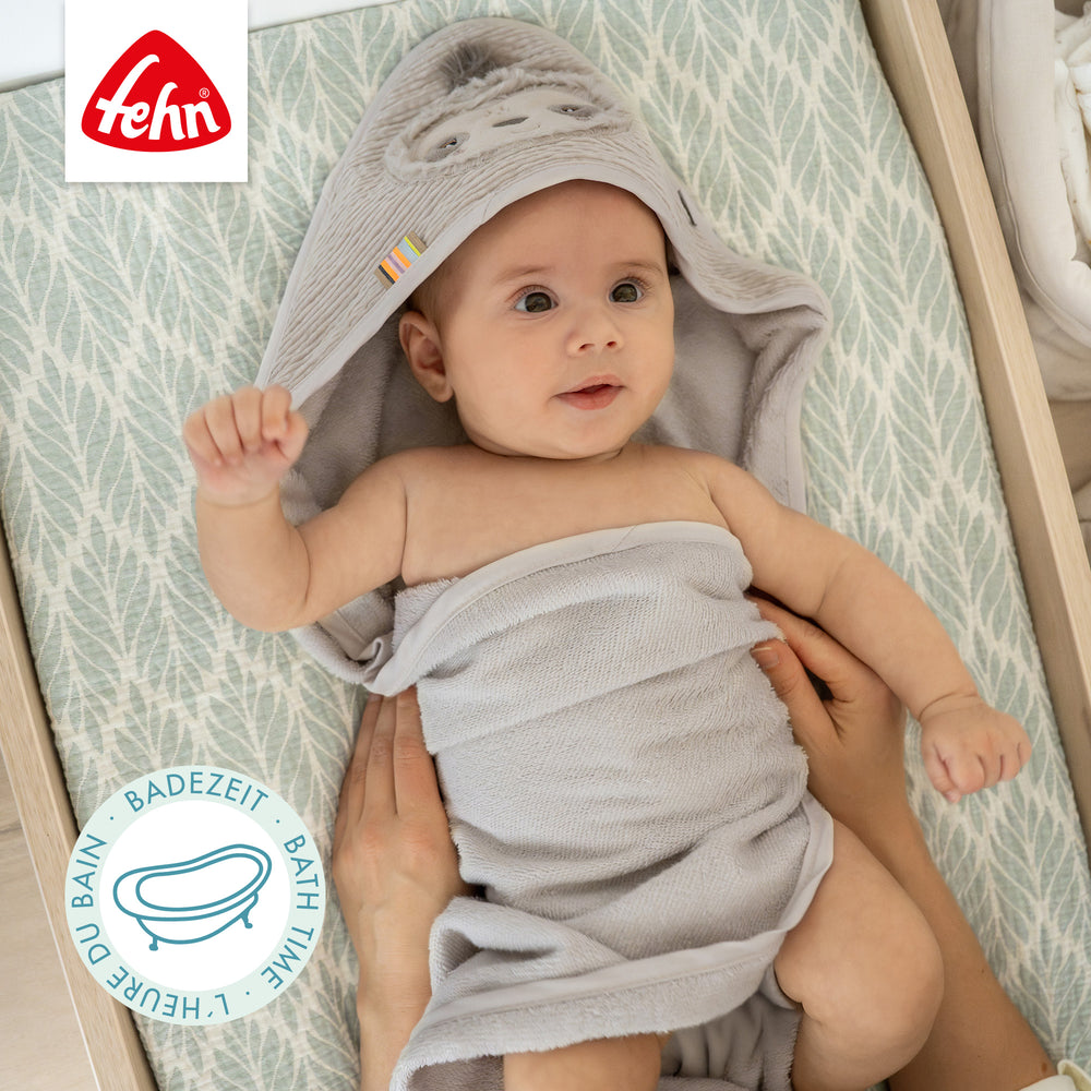 Baby im Baby Kapuzenbadetuch Faultier nach dem Baden
