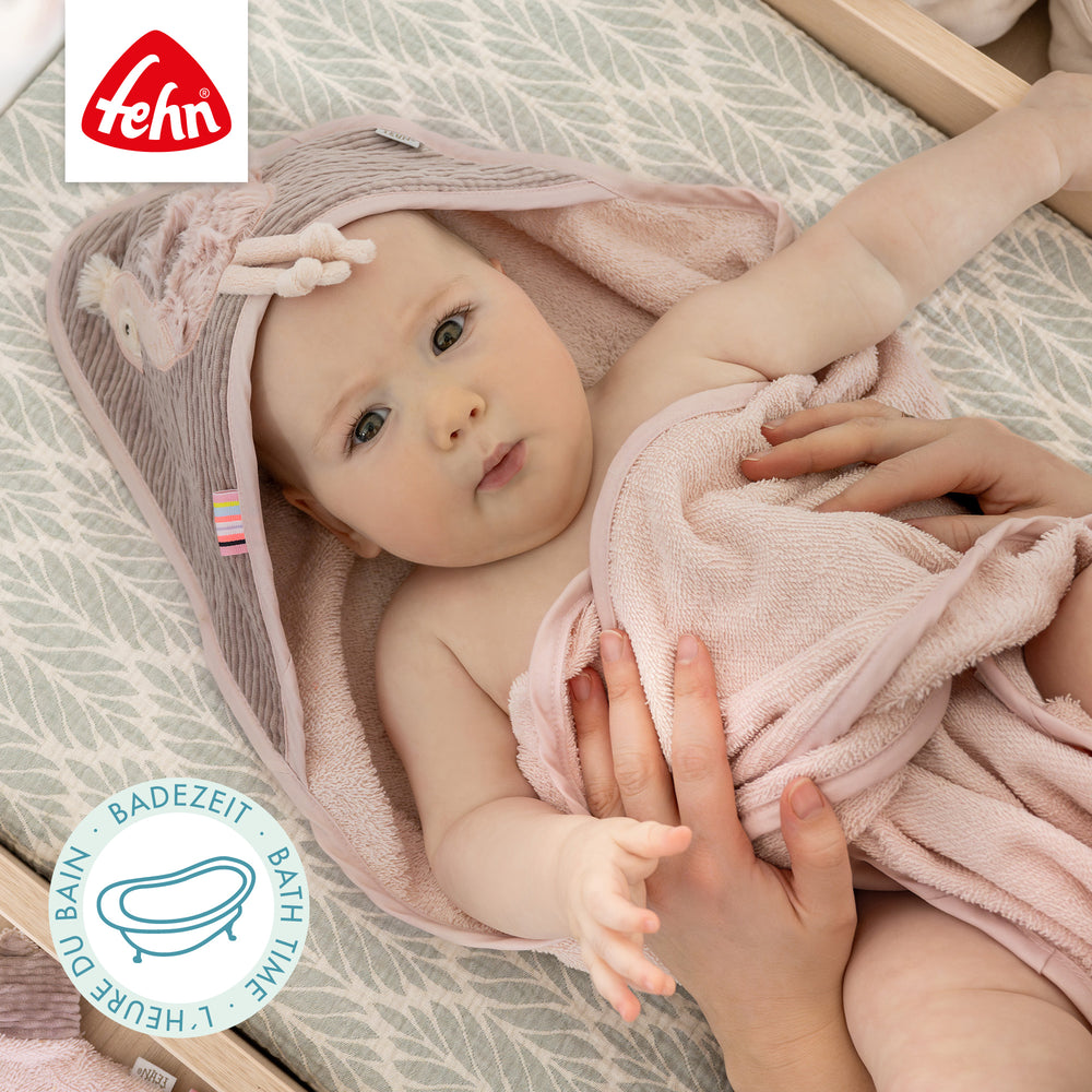 Baby im Baby Kapuzenbadetuch Flamingo nach dem Baden