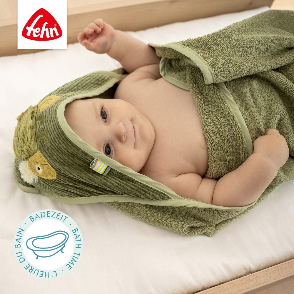 Baby im Baby Kapuzenbadetuch Chamäleon nach dem Baden