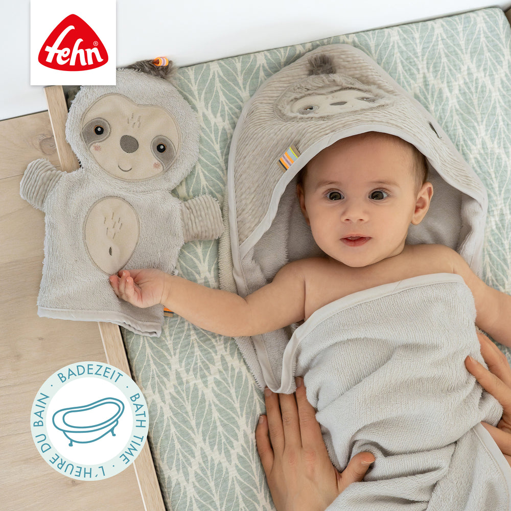 Baby greift nach Baby Wachhandschuh Faultier