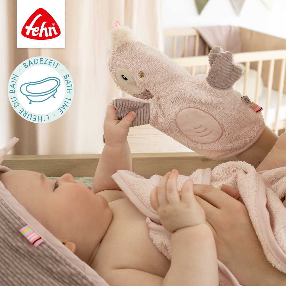 Baby greift nach Baby Wachhandschuh Flamingo