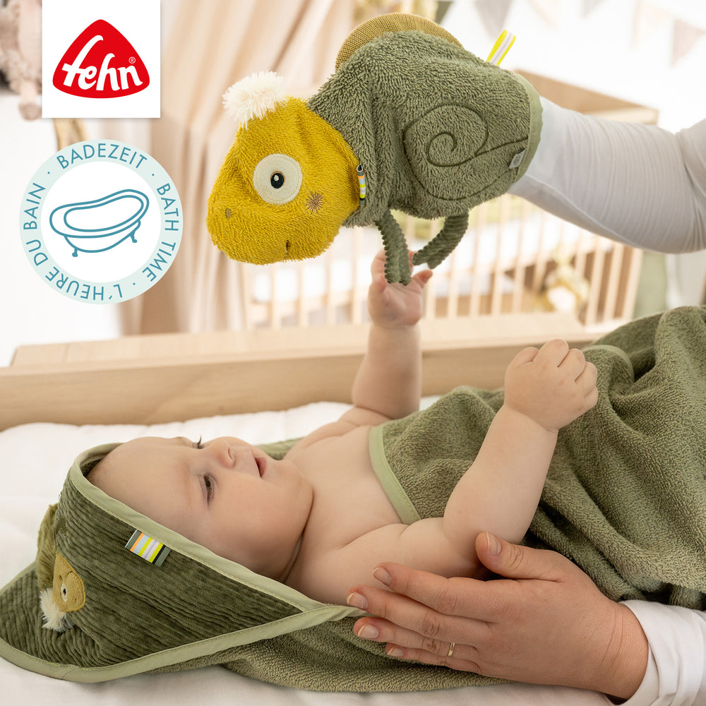 Mutter und Baby spielen mit Baby Wachhandschuh Chamäleon