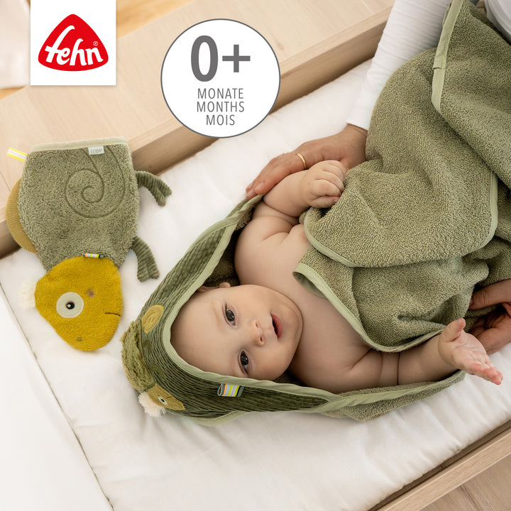 Baby greift nach Baby Waschhandschuh Chamäleon