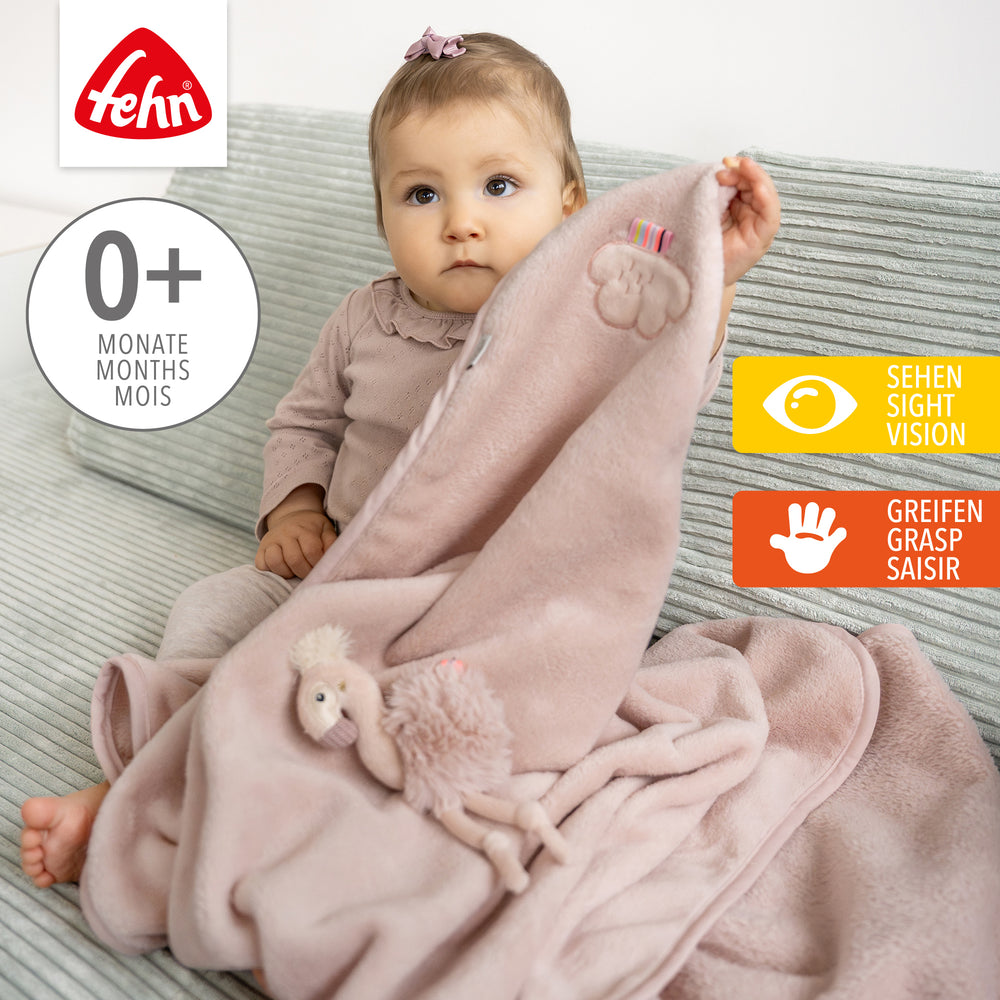 Baby spielt mit Baby Kuscheldecke Flamingo