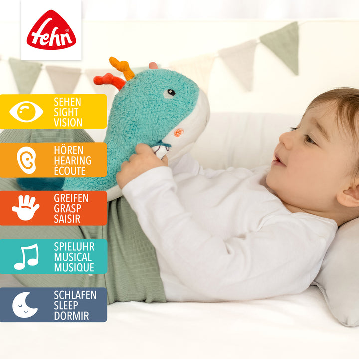 Baby liegt mit Baby Einschlafhilfe Wal im Babybett