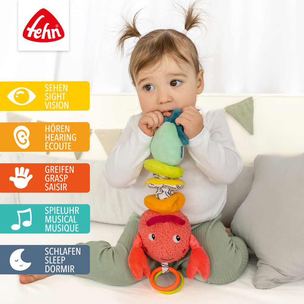 Baby spielt mit Baby Spieluhr Hummer
