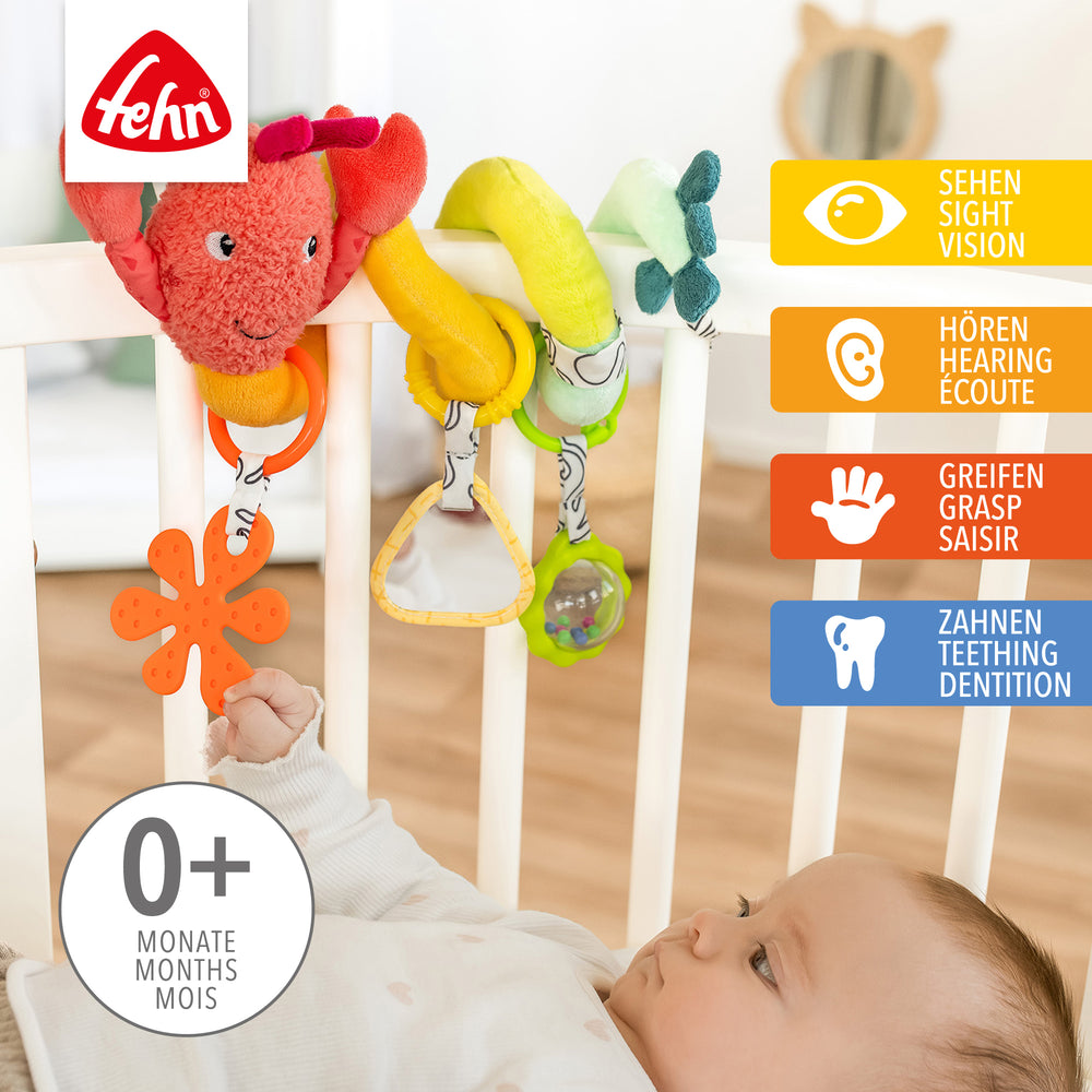 Baby spielt mit Baby Activity-Spirale Hummer aus weichem Plüsch