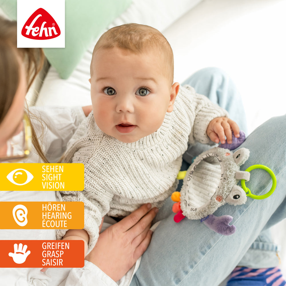 Baby greift nach Baby Activity-Spiegel Krabbe aus weichem Plüsch