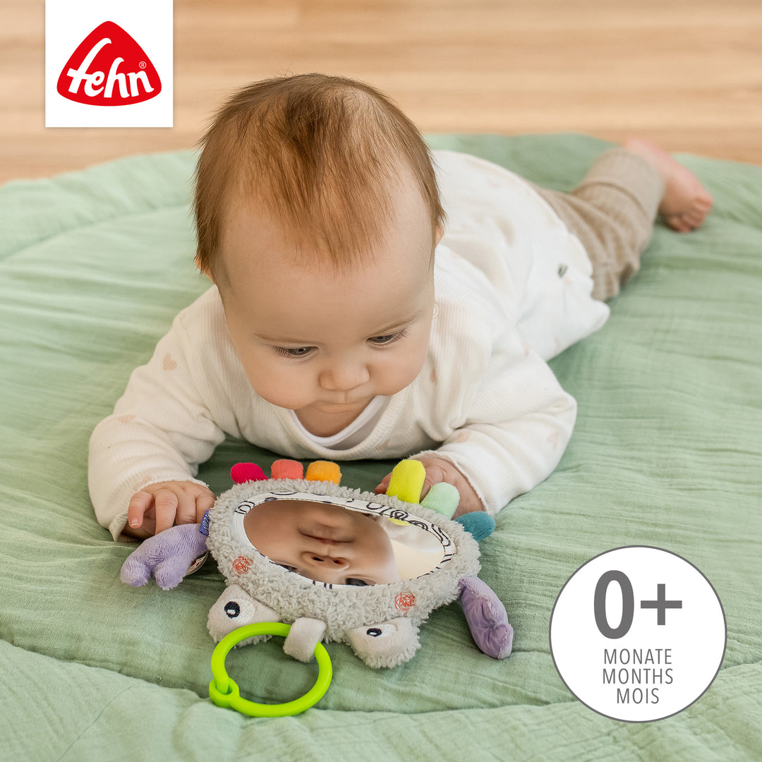 Baby spielt mit Baby Activity-Spiegel Krabbe