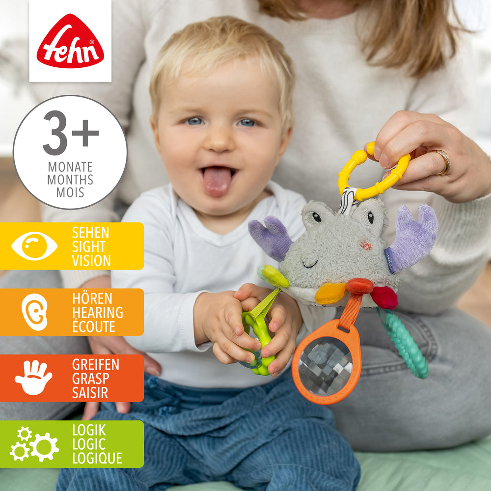 Baby spielt mit Baby Mini-Mobile-Krabbe aus weichem Plüsch