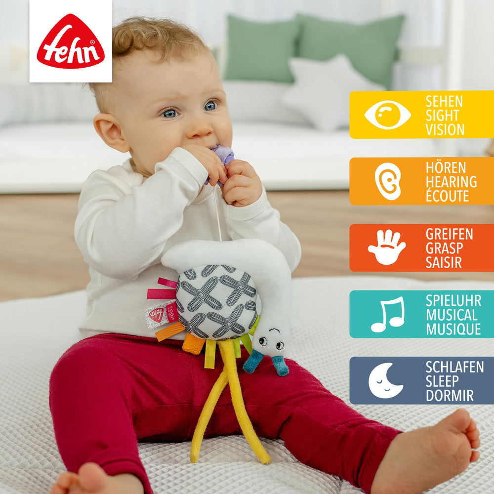 Baby spielt mit Baby Spieluhr Schnecke