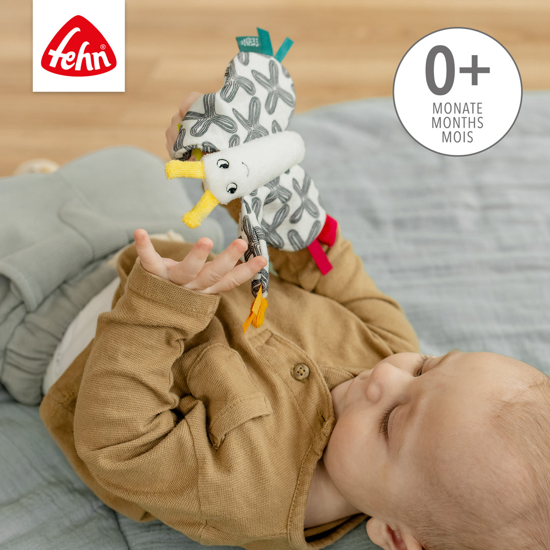 Baby spielt mit Baby Knister-Schmetterling