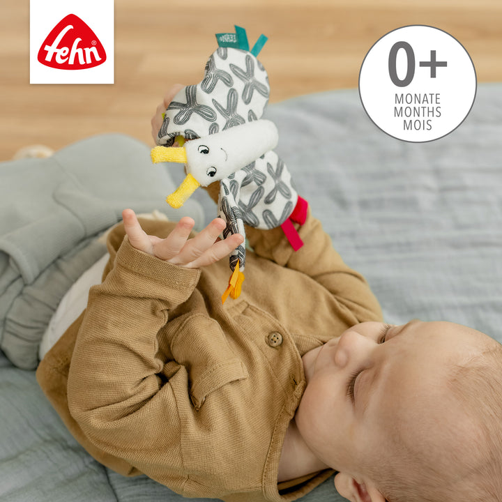 Baby spielt mit Baby Knister-Schmetterling