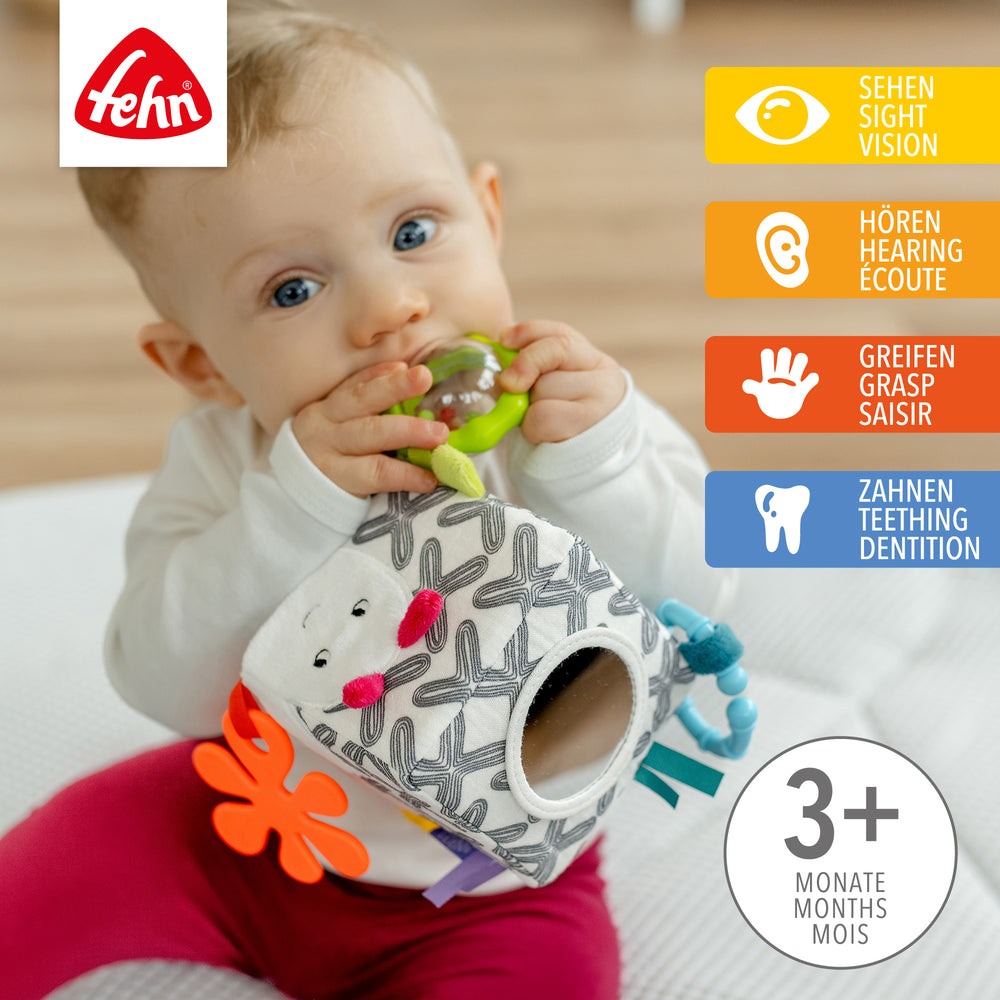 Baby spielt mit Baby Activity-Würfel Raupe aus weichem Plüsch