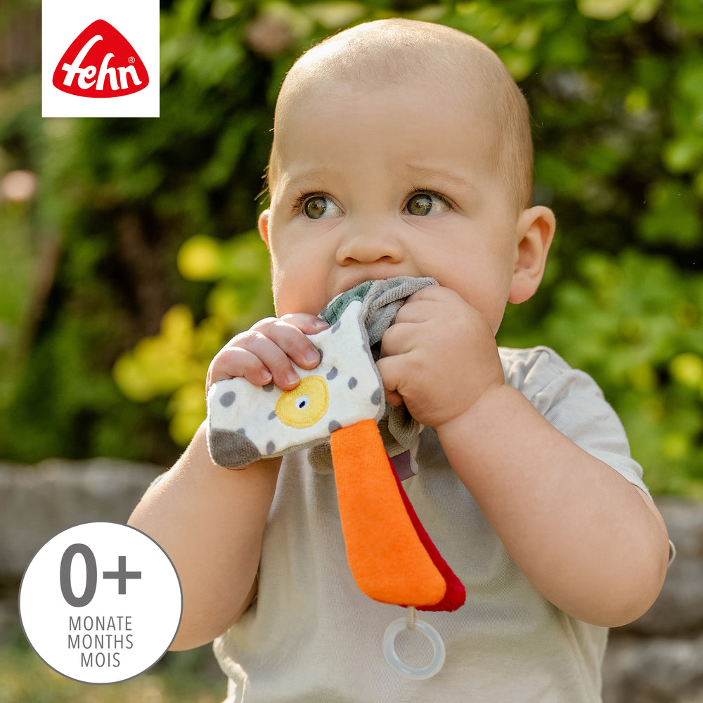 Baby spielt mit Baby Knister-Hund