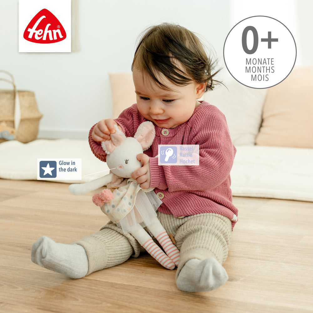 Baby spielt mit Baby Bean Bag Maus