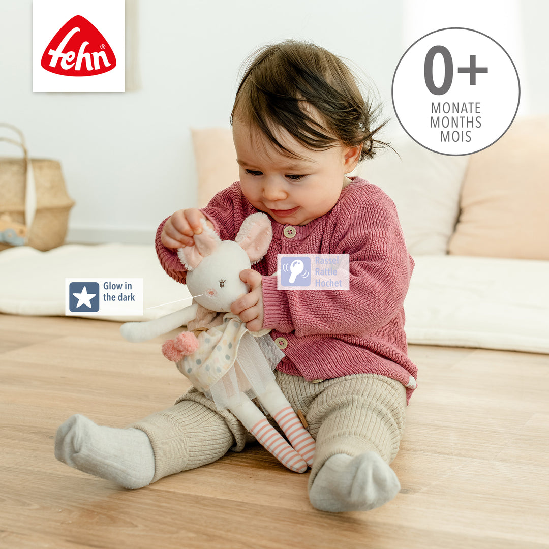 Baby spielt mit Baby Bean Bag Maus