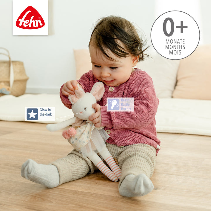 Baby spielt mit Baby Bean Bag Maus