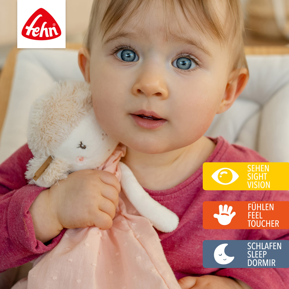 Baby kuschelt mit  Plüsch-Schmusetuch Fee