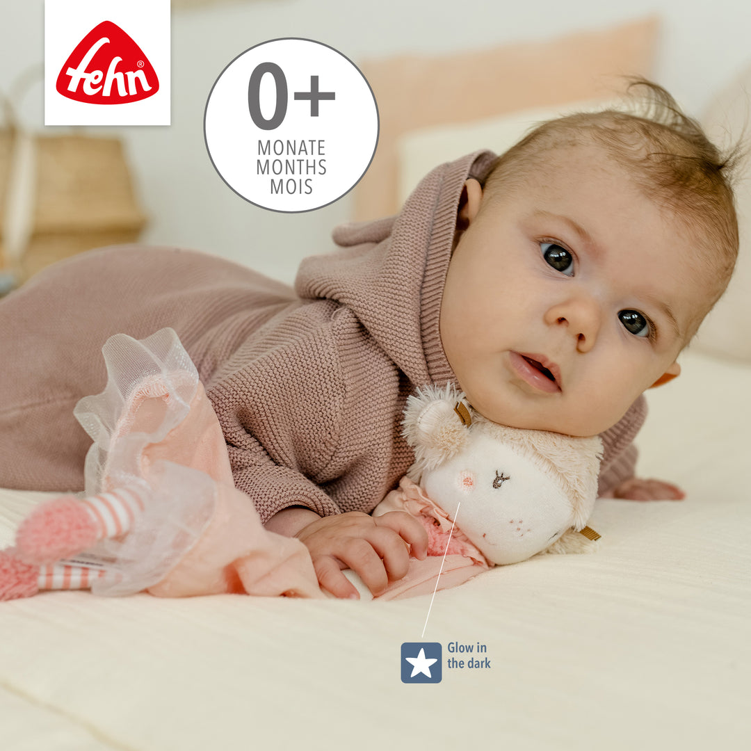Baby hält Baby Schmusetuch Fee im Arm