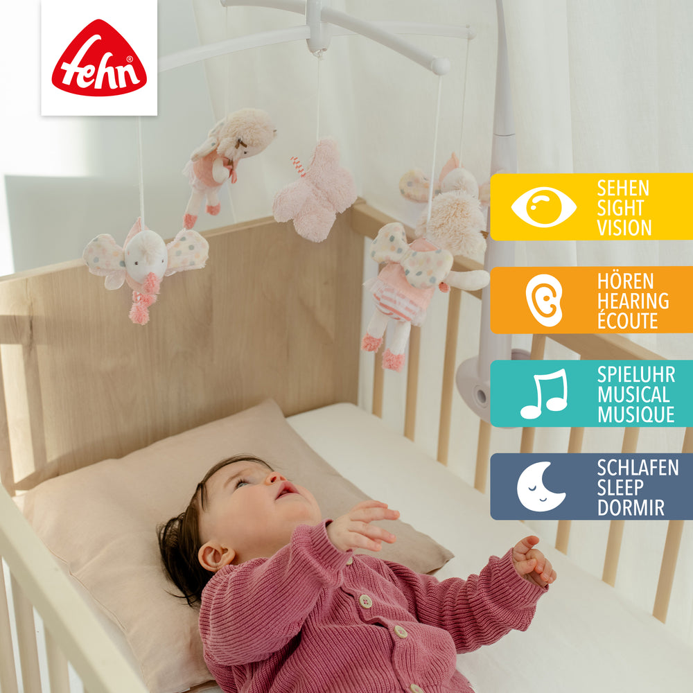 Baby liegt unter Baby Musik-Mobile feehnLAND