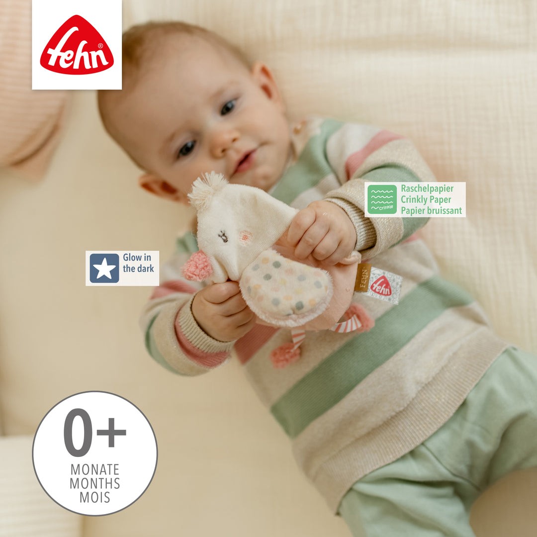 Baby spielt mit Baby Knister-Vogel mit Glow in the dark-Bestickung