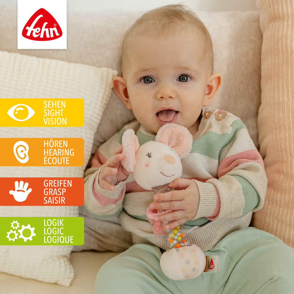 Baby hält Plüsch-Regenmacher Maus