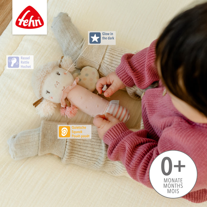 Baby greift nach Baby Stabgreifling Fee mit Glow in the dark-Bestickung