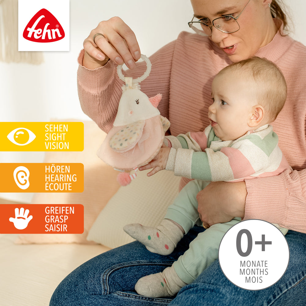 Mutter und Baby spielen mit Baby Stoffbuch Vogel
