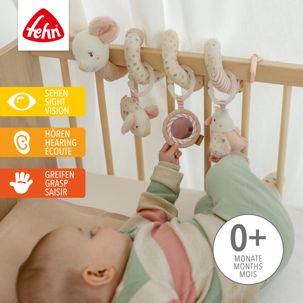 Baby spielt mit Baby Activity-Spirale Maus aus weichem Plüsch