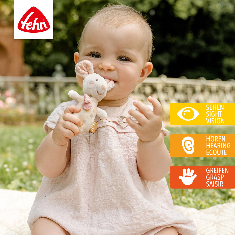 Baby spielt mit Plüsch-Mini-Rassel Maus
