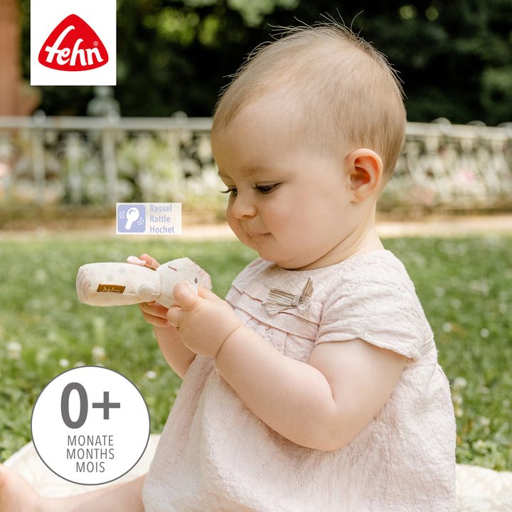 Baby hält Baby Mini-Rassel Maus