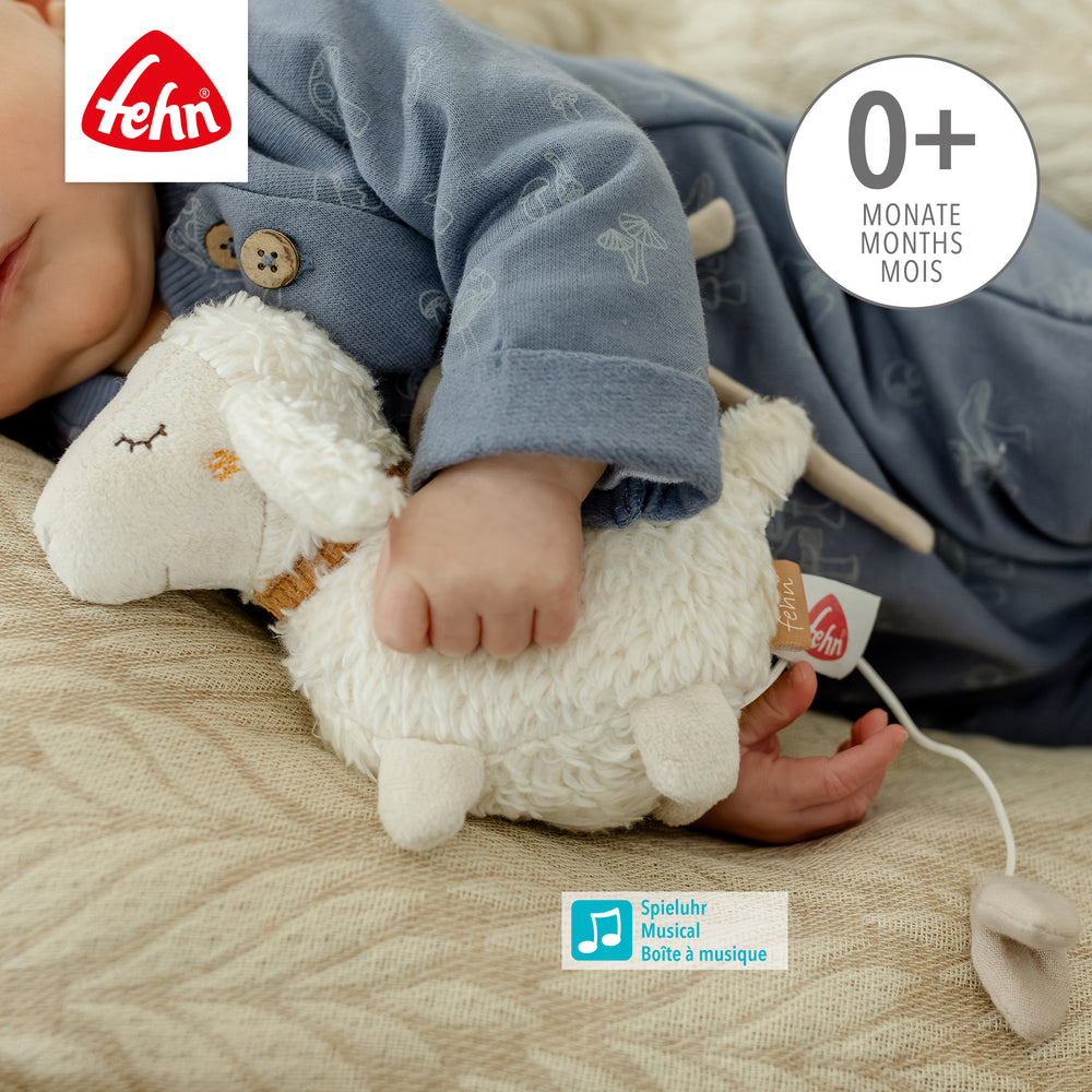 Baby spielt mit Baby Spieluhr Schaf