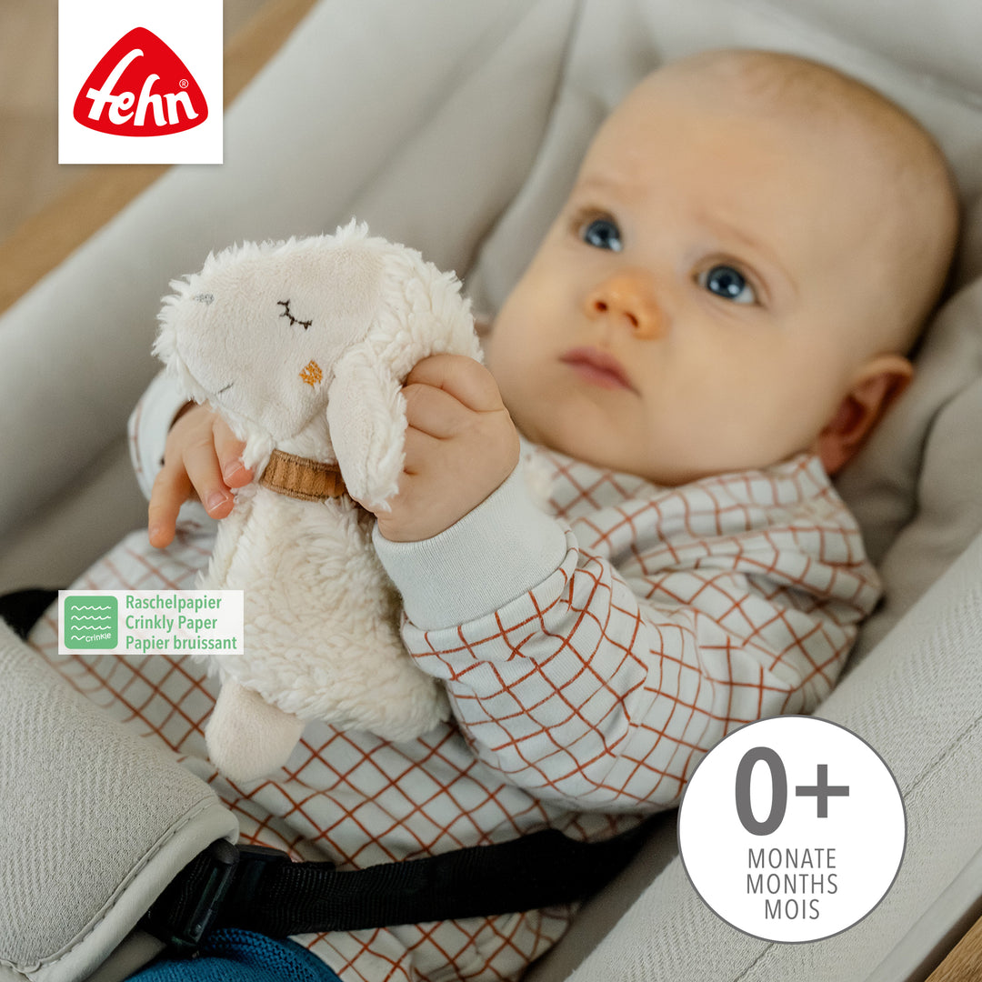 Baby spielt mit Baby Knister-Schaf