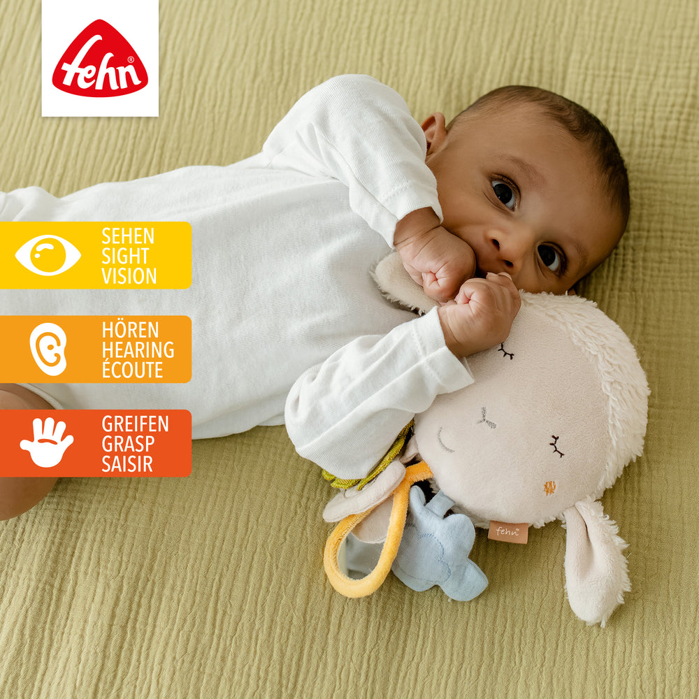 Baby spielt mit Baby Activity-Schaf aus weicher Baumwolle