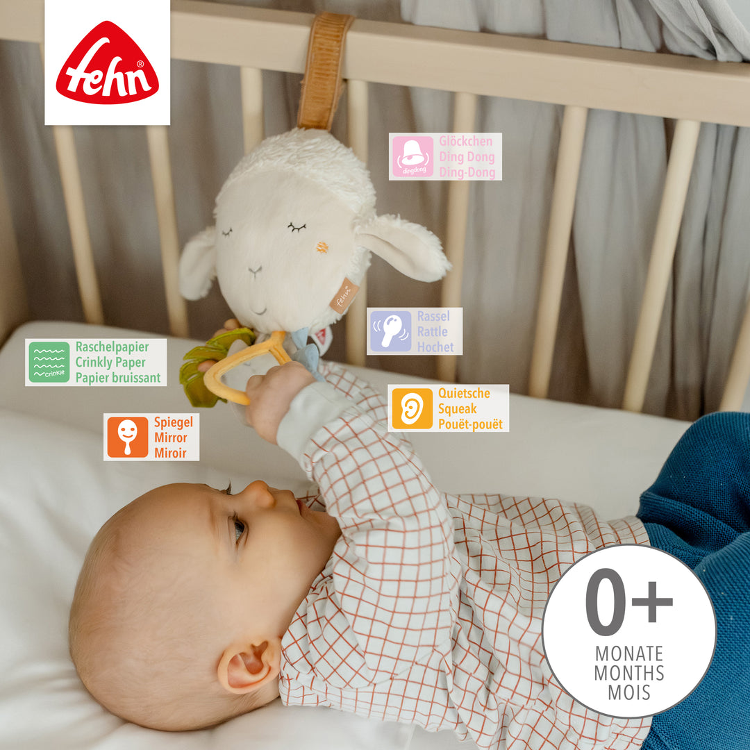 Baby greift nach Baby Activity-Schaf